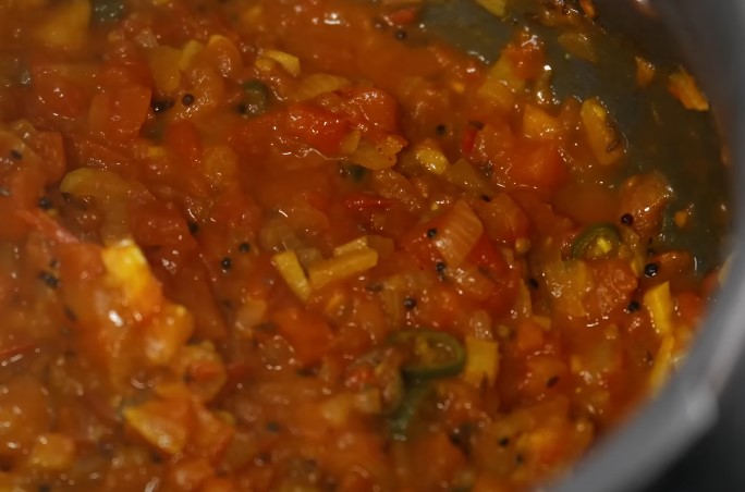 Ajoyib figurali joja yigitini sikadi Kuyov va qaynona porno video