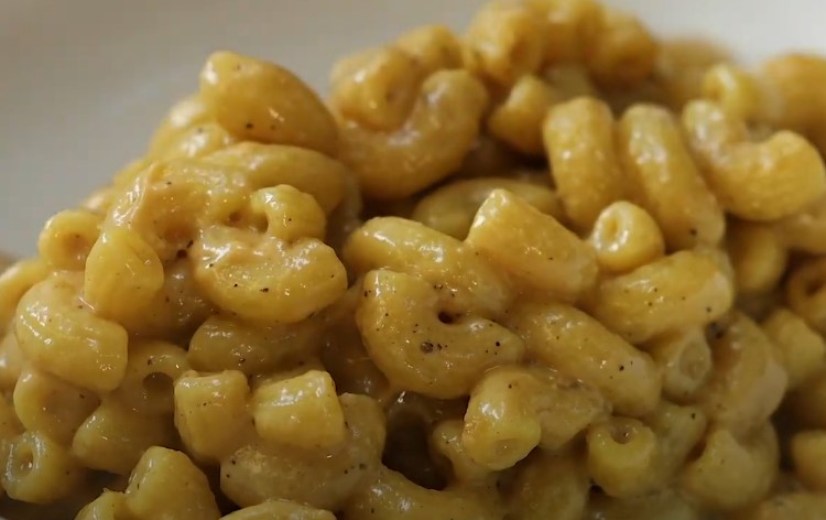 Mac and cheese without cashew, close up view